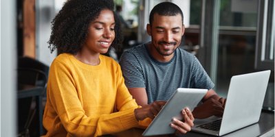 Couple refinancing their personal loan online